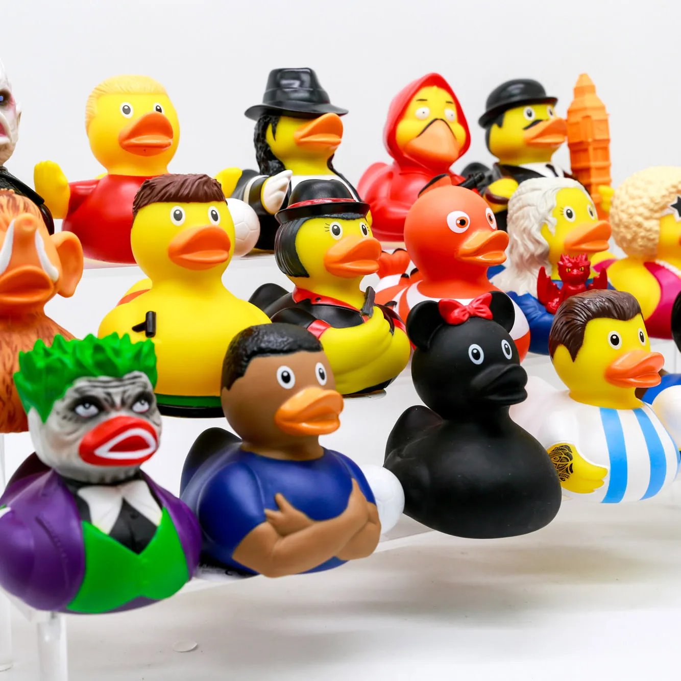 دمية شخصية كرتونية على شكل بطة - مراجعة Vinyl Figure Blank وسعره